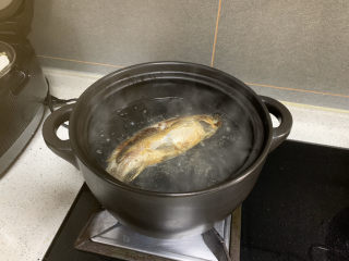 17、鲫鱼萝卜丝汤,鱼煎好后放入开水里