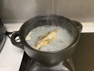 18、鲫鱼萝卜丝汤,保持大火，煮到汤成奶白色