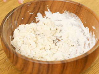 1、番茄面片12m+：酸甜开胃又营养！,面粉中倒入凉水（水面比例1:3），搅成絮状