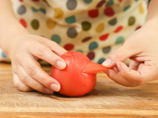 2、番茄面片12m+：酸甜开胃又营养！,番茄去皮，切碎备用