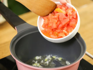 3、番茄面片12m+：酸甜开胃又营养！,热锅下油，下葱花炒香，加西红柿碎，炒出红色汤汁，加酱油