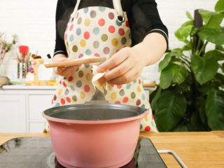 4、番茄面片12m+：酸甜开胃又营养！,锅中就入水，烧开，放入切好的面片