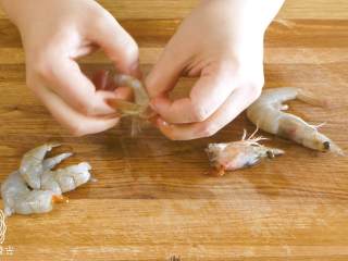 3、12m+宝宝虾面,去掉虾头虾线，取出虾仁~