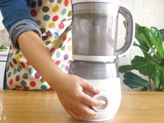 4、12m+宝宝虾面,将虾仁倒入辅食机，加一点水，然后搅打成泥~