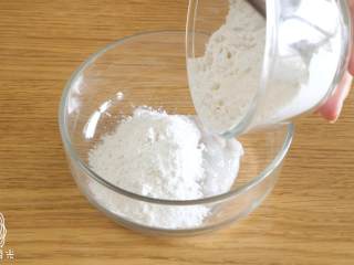 5、12m+宝宝虾面,往虾泥中加入面粉和清水，搅拌~