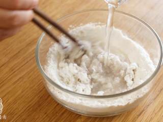 6、12m+宝宝虾面,往虾泥中加入面粉和清水，搅拌~