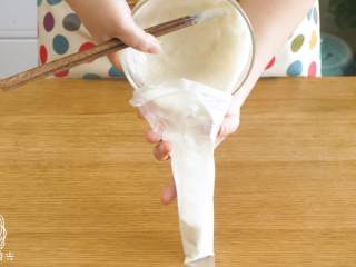 7、12m+宝宝虾面,搅拌好的虾泥装入裱花袋~