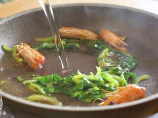 8、12m+宝宝虾面,热锅，倒油，加入虾头，炒出虾油后加入油菜叶，炒熟加水~