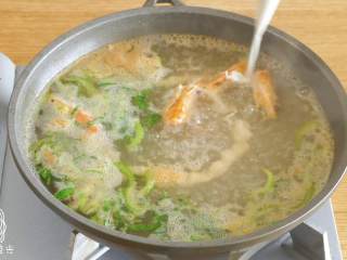 9、12m+宝宝虾面,水开之后，挤入虾泥，挤入锅中~