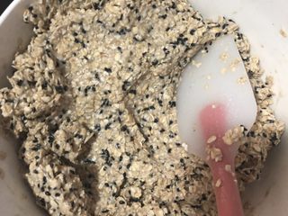 6、减肥利器——香蕉燕麦棒,所有材料混合均匀后倒入铺好油纸的烤盘