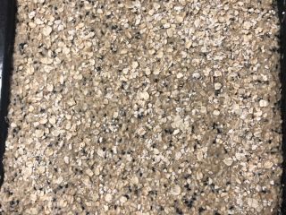 7、减肥利器——香蕉燕麦棒,用硅胶刮压实，然后均匀撒上燕麦片