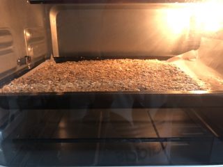 8、减肥利器——香蕉燕麦棒,放入预热好的好烤箱，上下火180度烤20分钟，翻过来再烤十分钟，摊凉即可切块！