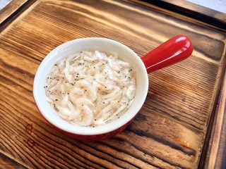 2、宝宝餐 番茄丝瓜补钙粥,小虾皮冷水清洗，浸泡20分钟左右，沥干水分备用。
