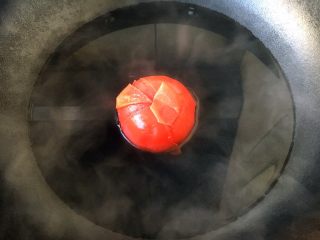 6、宝宝餐 番茄丝瓜补钙粥,用热水焯烫一下。