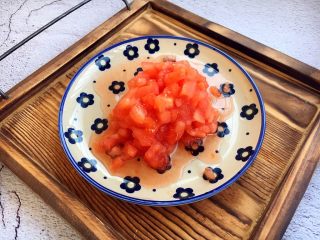 7、宝宝餐 番茄丝瓜补钙粥,将番茄的皮去掉后切成碎丁。