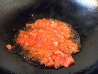 8、宝宝餐 番茄丝瓜补钙粥,热锅凉油，放入番茄碎，将番茄碎熬软，熬烂。