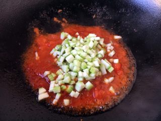 9、宝宝餐 番茄丝瓜补钙粥,放入丝瓜碎，将丝瓜碎熬软，熬烂，一定要等丝瓜吸足番茄汁再进行下一步。