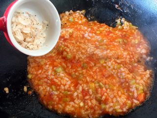 11、宝宝餐 番茄丝瓜补钙粥,待番茄丝瓜粥浓稠时放入小虾皮。