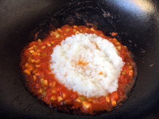 10、宝宝餐 番茄丝瓜补钙粥,放入一小碗提前煮好的的米粥，小火翻炒。