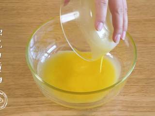 2、12m+姜饼人（宝宝辅食）,首先，将融化的黄油、蜂蜜、全蛋液倒在一起，搅拌均匀~