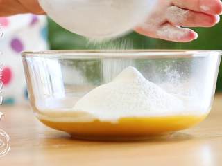 6、12m+姜饼人（宝宝辅食）,首先，将融化的黄油、蜂蜜、全蛋液倒在一起，搅拌均匀~