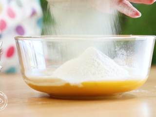 7、12m+姜饼人（宝宝辅食）,接着筛入低筋面粉、泡打粉和姜粉，最后倒入红糖~