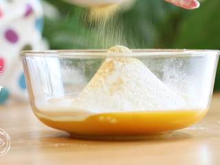 8、12m+姜饼人（宝宝辅食）,接着筛入低筋面粉、泡打粉和姜粉，最后倒入红糖~