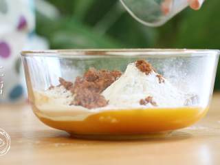 9、12m+姜饼人（宝宝辅食）,接着筛入低筋面粉、泡打粉和姜粉，最后倒入红糖~