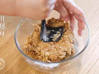 10、12m+姜饼人（宝宝辅食）,用刮刀混合均匀，这个是有些干的质地~