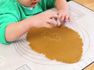 14、12m+姜饼人（宝宝辅食）,用模具压出姜饼人的造型，喆哥压的挺不错呦，没有模具的话拿刀割出来吧，我觉得理论上可行哈哈哈~