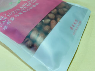 1、花生莲藕排骨汤,新鲜花生仁，待用；