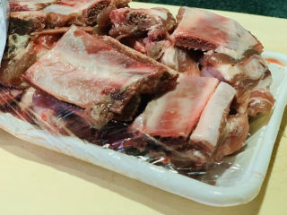 3、花生莲藕排骨汤,超市购买一盒新鲜排骨；