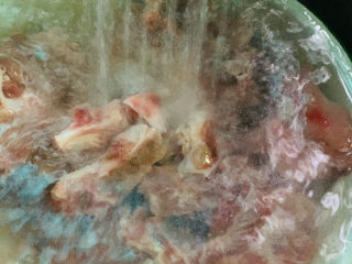 4、花生莲藕排骨汤,直接用清水洗干净，因为是新鲜排骨，不需要焯水；