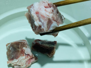 5、花生莲藕排骨汤,洗净后，用筷子夹入炖锅；