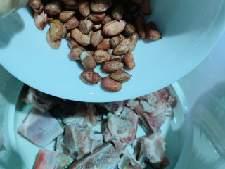 7、花生莲藕排骨汤,洗净的花生，倒入炖锅；