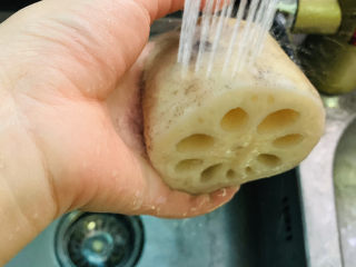 9、花生莲藕排骨汤,用水清洗干净；