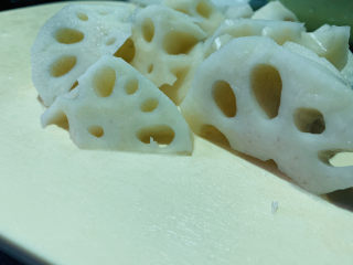 10、花生莲藕排骨汤,去皮，切大块状；