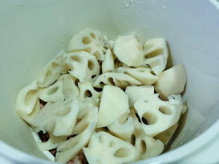 12、花生莲藕排骨汤,再冲洗一遍莲藕，放入炖锅；