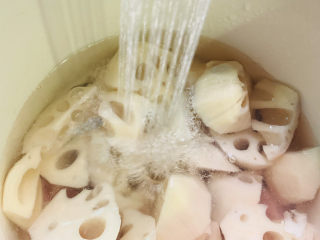 13、花生莲藕排骨汤,加入清水；