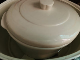 15、花生莲藕排骨汤,盖住炖锅，炖锅外面加适量水；