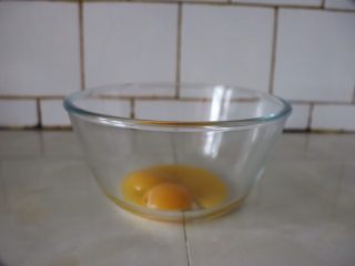 1、草莓香草奶油蛋糕卷,蛋黄蛋清分离^o^