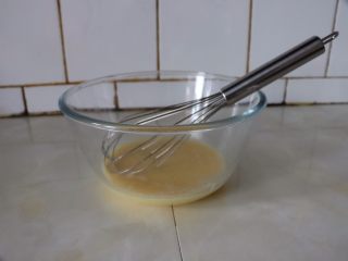 2、草莓香草奶油蛋糕卷,蛋黄打散加入色拉油40g搅拌均匀，加入牛奶45ml搅拌均匀，加入2g香草精搅拌均匀^o^