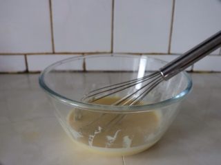 3、草莓香草奶油蛋糕卷,加入过筛的低筋面粉50g翻拌均匀^o^