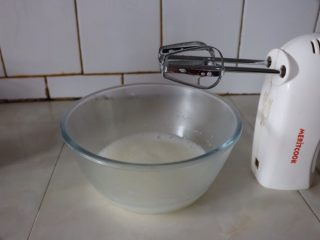 4、草莓香草奶油蛋糕卷,用电动打蛋器把蛋清打散^o^