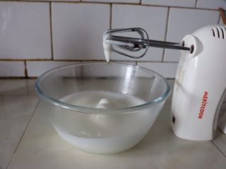 5、草莓香草奶油蛋糕卷,蛋清打至蛋白体积膨胀2～3倍大，变成纯白色，泡沫密集，但是很粗糙的状态^o^