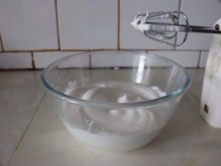 6、草莓香草奶油蛋糕卷,加入细砂糖50g，电动打蛋器低速把蛋白打至硬性发泡和湿性发泡之间，稳定的湿性发泡状态，蛋白霜很软无亚光，低落的纹路不会消失，稳定的湿性发泡蛋白霜就做好了^o^