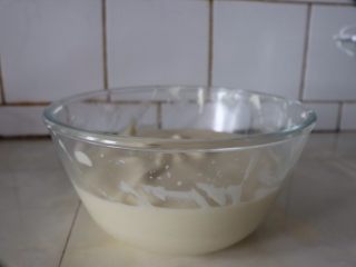 7、草莓香草奶油蛋糕卷,蛋白霜的1/3与蛋黄糊混合翻拌均匀，把混合好的蛋糕糊全部加入蛋白霜里面，翻拌均匀^o^