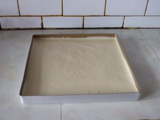8、草莓香草奶油蛋糕卷,28×28cm烤盘里面垫入一张玻璃纤维垫，把蛋糕糊倒入烤盘里，用刮刀抹平表面^o^