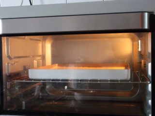 9、草莓香草奶油蛋糕卷,烤箱上下火170°C预热10分钟，把装入蛋糕糊的烤盘放入烤箱中层上下火170°C烘烤20分钟^o^