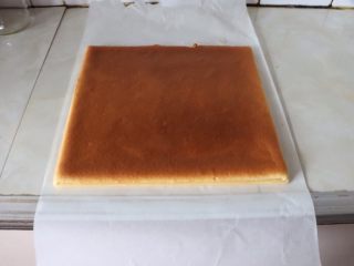 11、草莓香草奶油蛋糕卷,蛋糕脱模时，烤盘上面放上一张油纸，烤盘扣在油纸上，轻轻撕开玻璃纤维垫，蛋糕片上面放上一张油纸，蛋糕片翻转，焦色面朝上，防止蛋糕皮热气散出粘在油纸上，放置一旁^o^